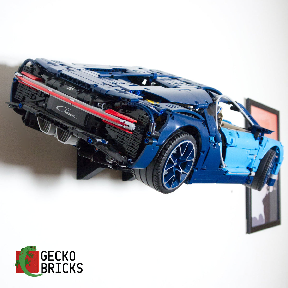 LEGO® Technic Bugatti Chiron 42083 zwevend aan de muur met premium wandbeugel - aanzicht 4
