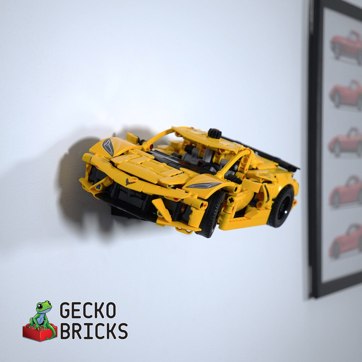 LEGO® Technic Chevrolet Corvette Stingray 42205 aan de muur met premium wandbeugel - vooraanzicht