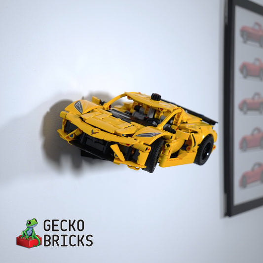 LEGO® Technic Chevrolet Corvette Stingray 42205 aan de muur met premium wandbeugel - vooraanzicht