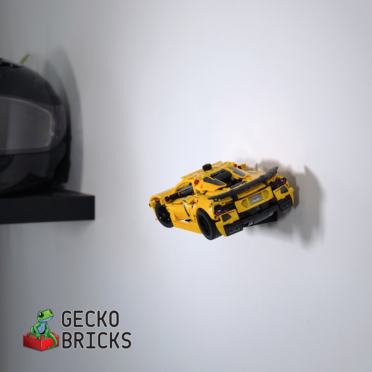 LEGO® Technic Chevrolet Corvette Stingray 42205 zwevend aan de muur met premium wandbeugel - aanzicht 4