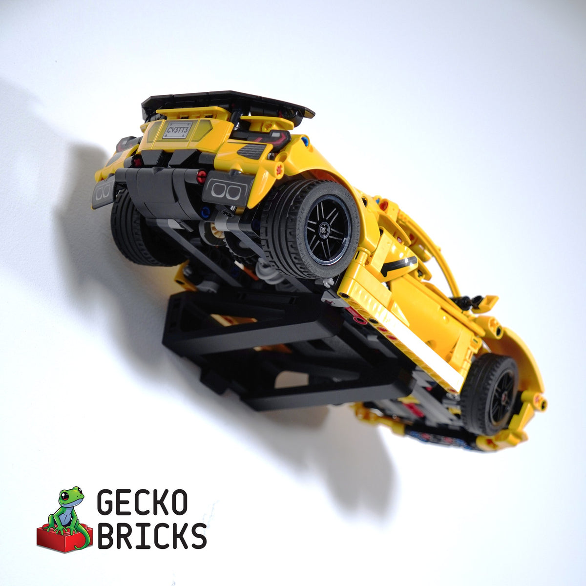 LEGO® Technic Chevrolet Corvette Stingray 42205 zwevend aan de muur met premium wandbeugel - aanzicht 5
