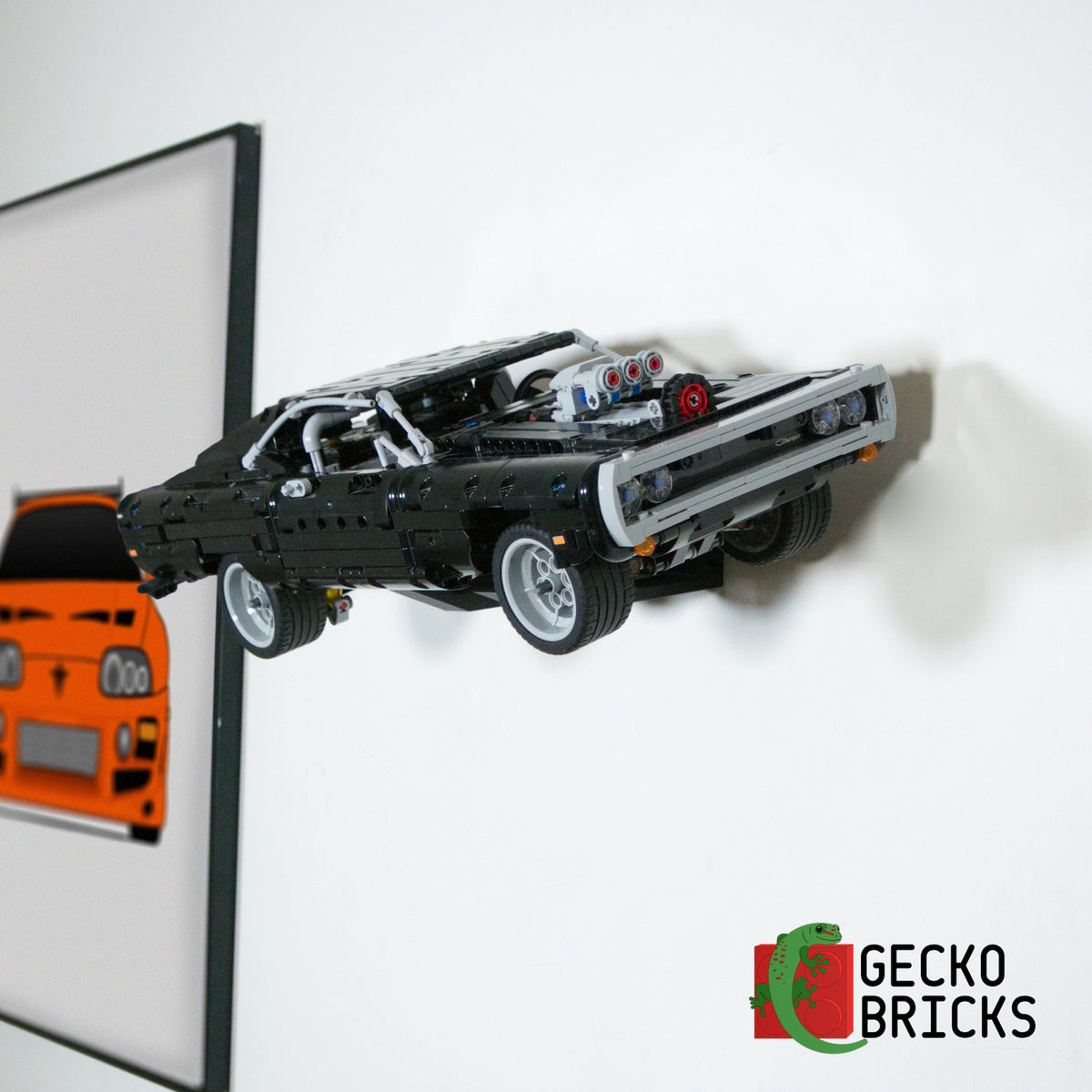 LEGO® Technic Dom's Dodge Charger 42111 aan de muur met premium wandbeugel - vooraanzicht