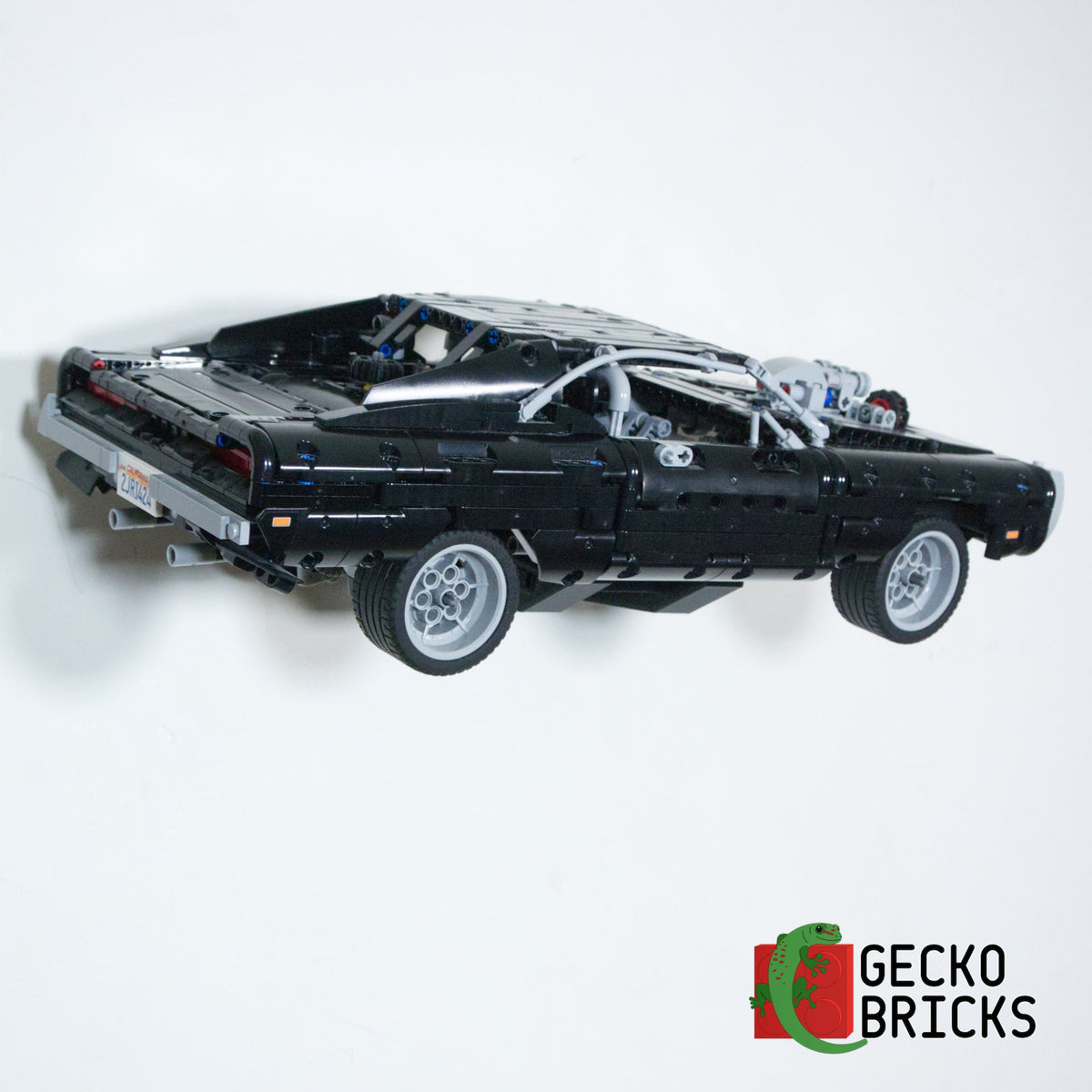 LEGO® Technic Dom's Dodge Charger 42111 zwevend aan de muur met premium wandbeugel - aanzicht 2