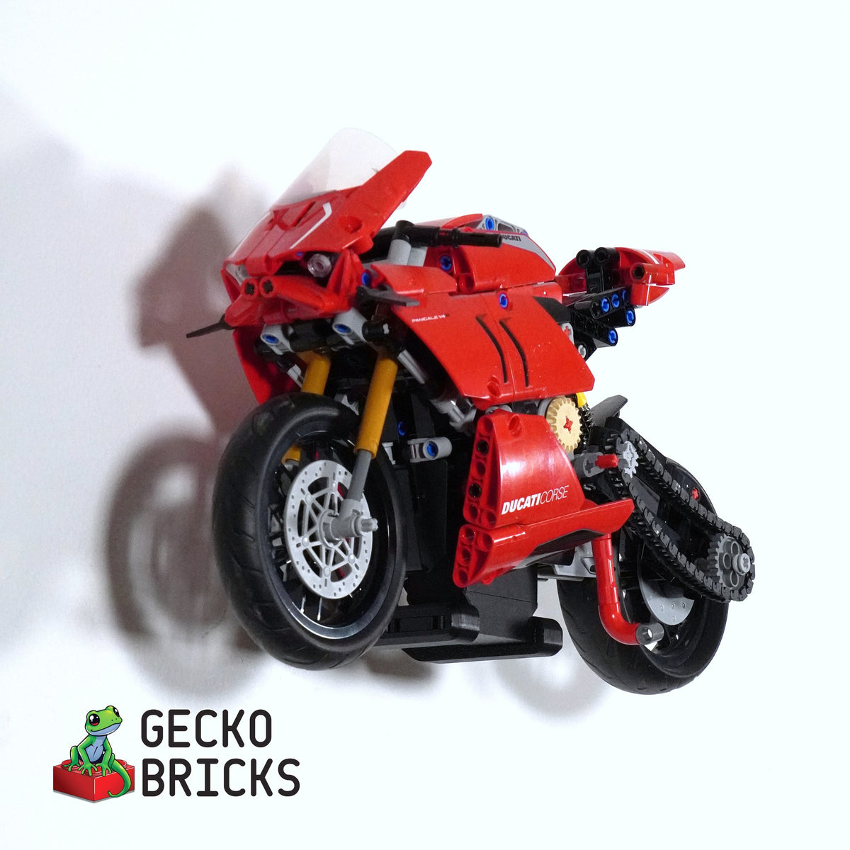 LEGO® Technic Ducati Panigale V4 R 42107 zwevend aan de muur met premium wandbeugel - aanzicht 3