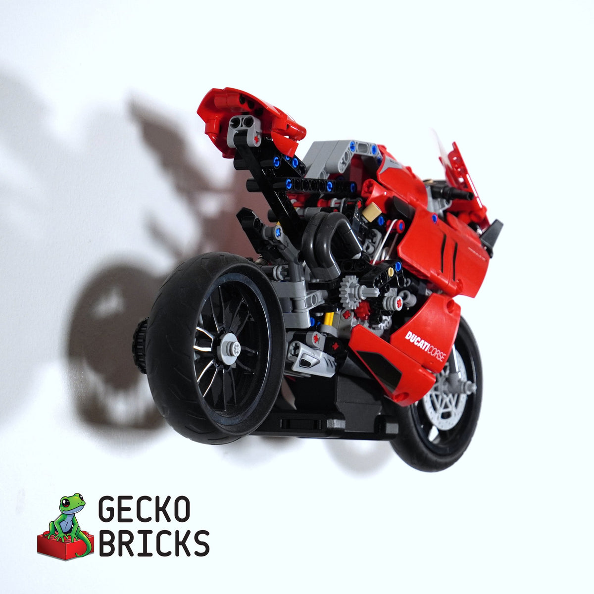 LEGO® Technic Ducati Panigale V4 R 42107 zwevend aan de muur met premium wandbeugel - aanzicht 4