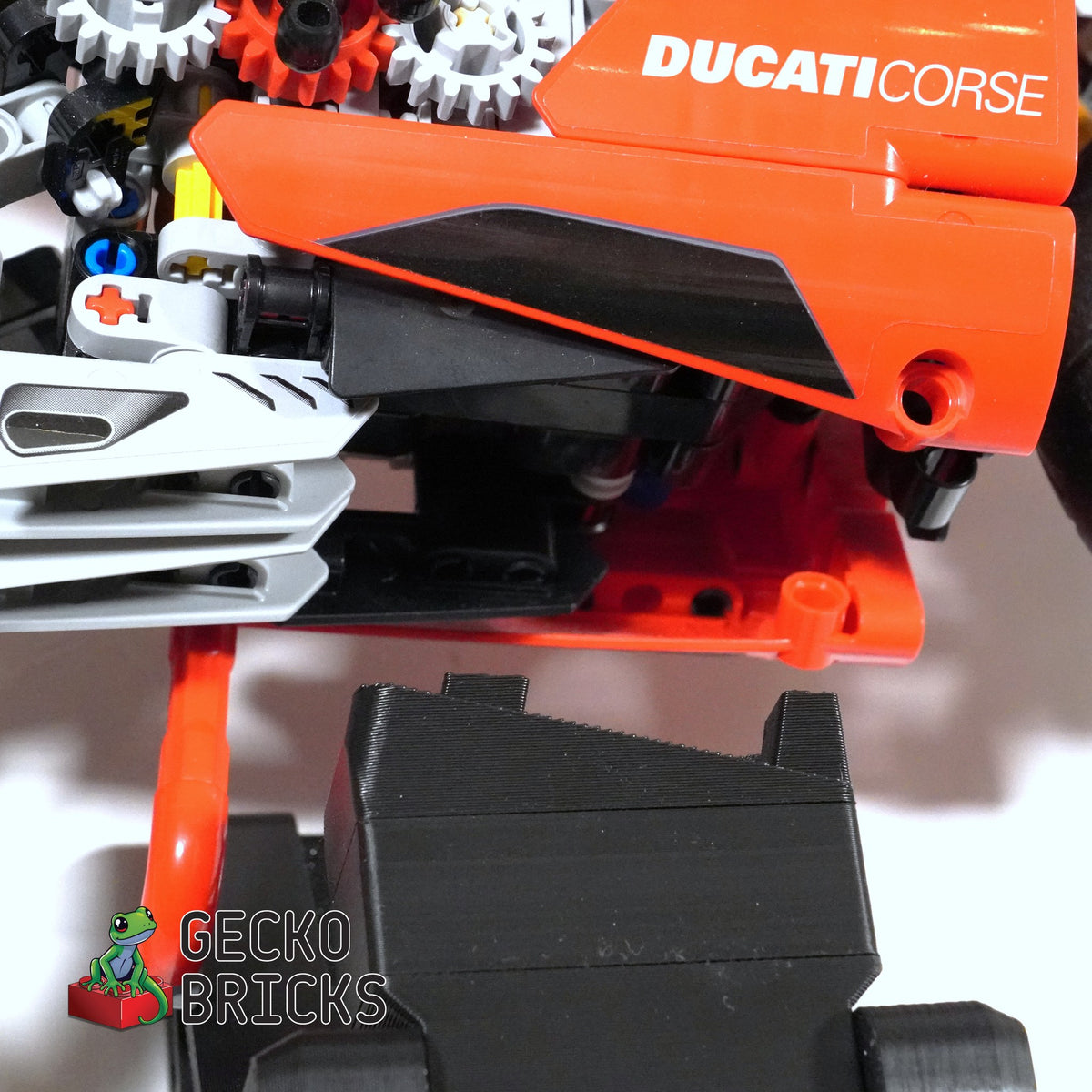 LEGO® Technic Ducati Panigale V4 R 42107 zwevend aan de muur met premium wandbeugel - aanzicht 5