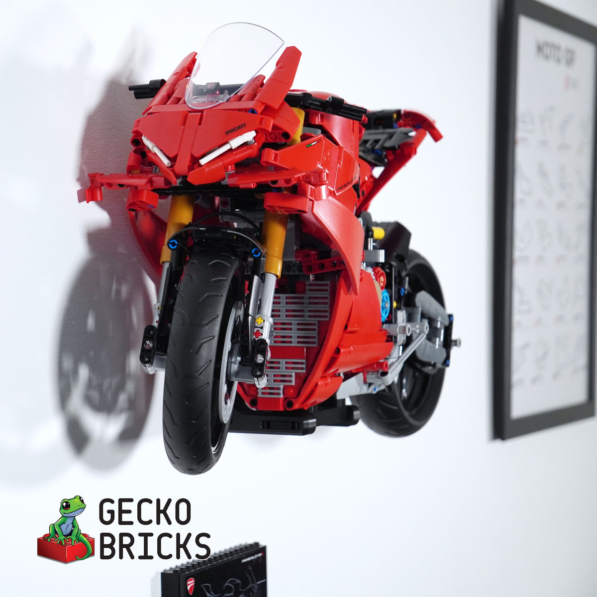 LEGO® Technic Ducati Panigale V4 S 42202 aan de muur met premium wandbeugel - vooraanzicht