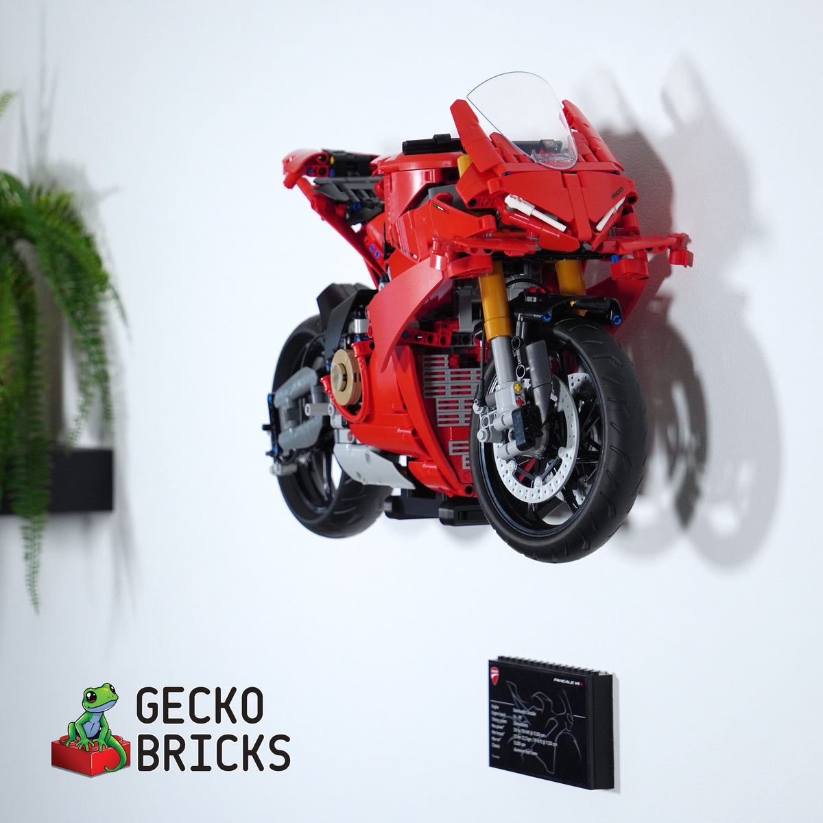 LEGO® Technic Ducati Panigale V4 S 42202 zwevend aan de muur met premium wandbeugel - aanzicht 2