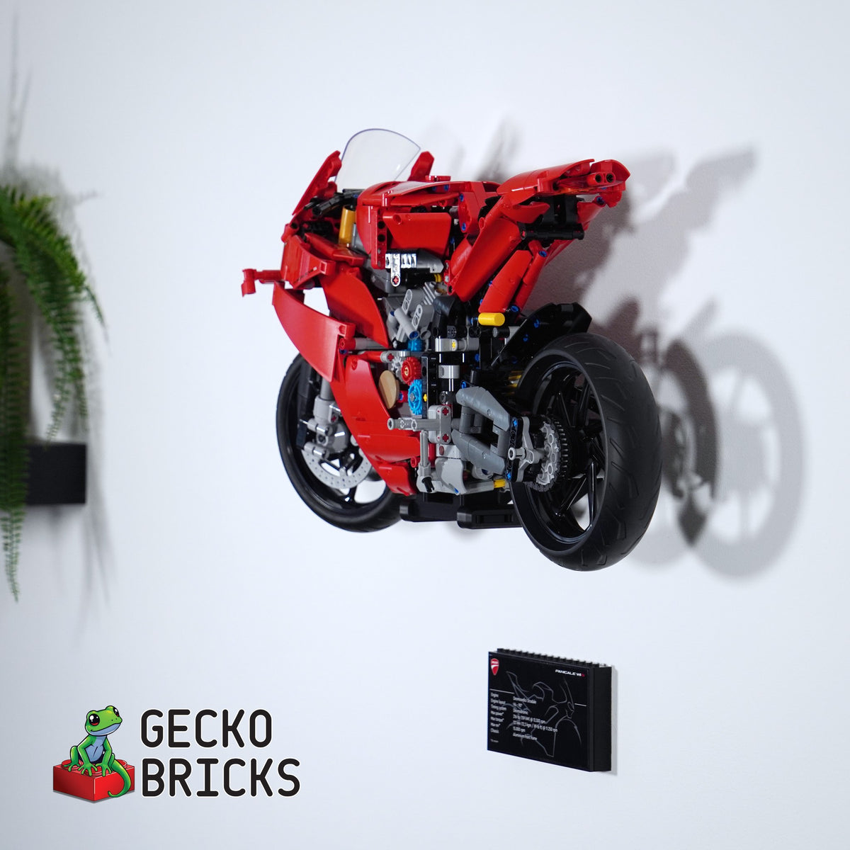 LEGO® Technic Ducati Panigale V4 S 42202 zwevend aan de muur met premium wandbeugel - aanzicht 3