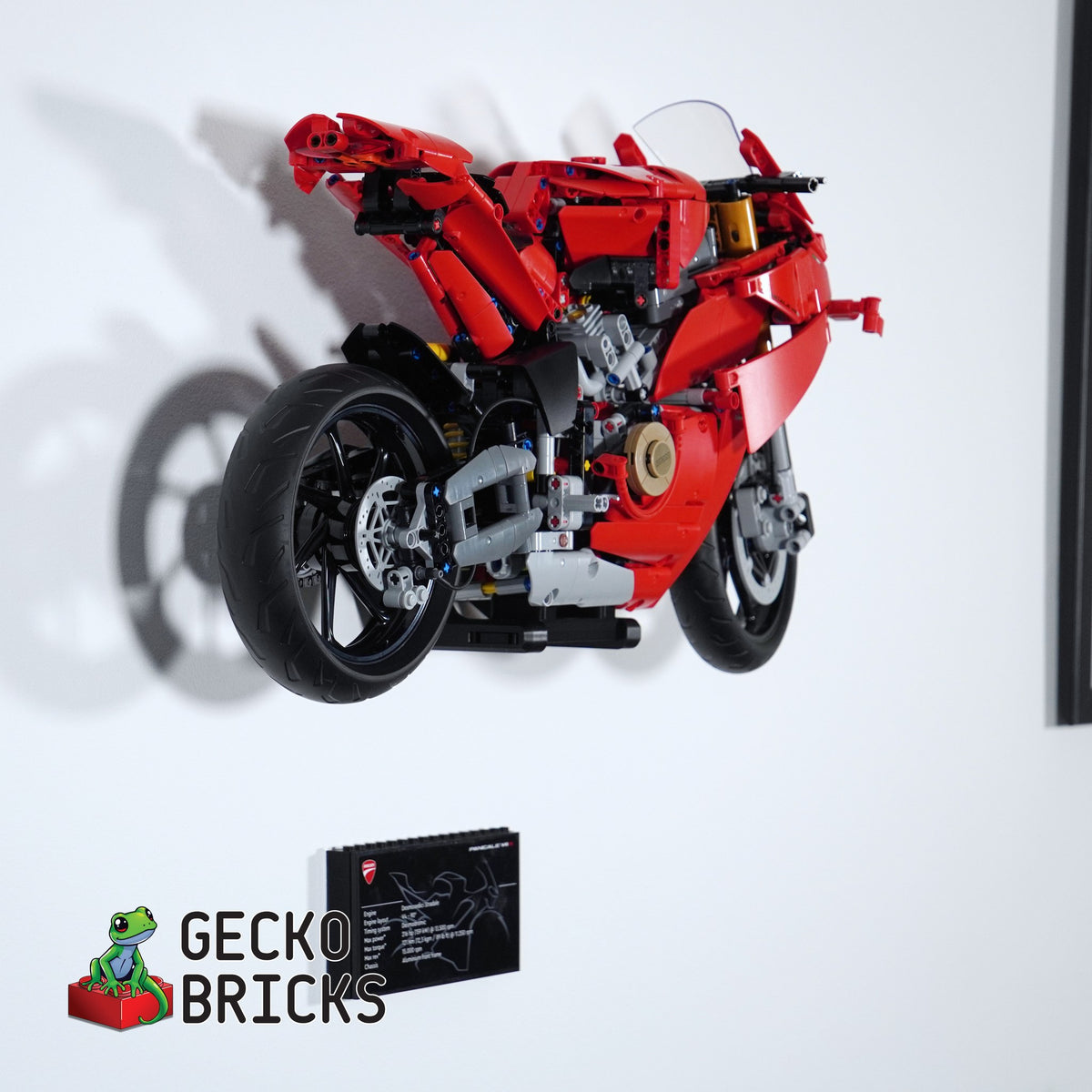 LEGO® Technic Ducati Panigale V4 S 42202 zwevend aan de muur met premium wandbeugel - aanzicht 4