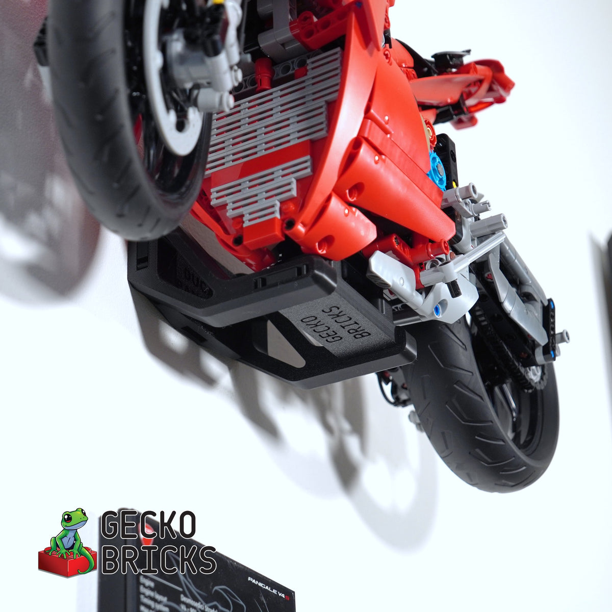 LEGO® Technic Ducati Panigale V4 S 42202 zwevend aan de muur met premium wandbeugel - aanzicht 5