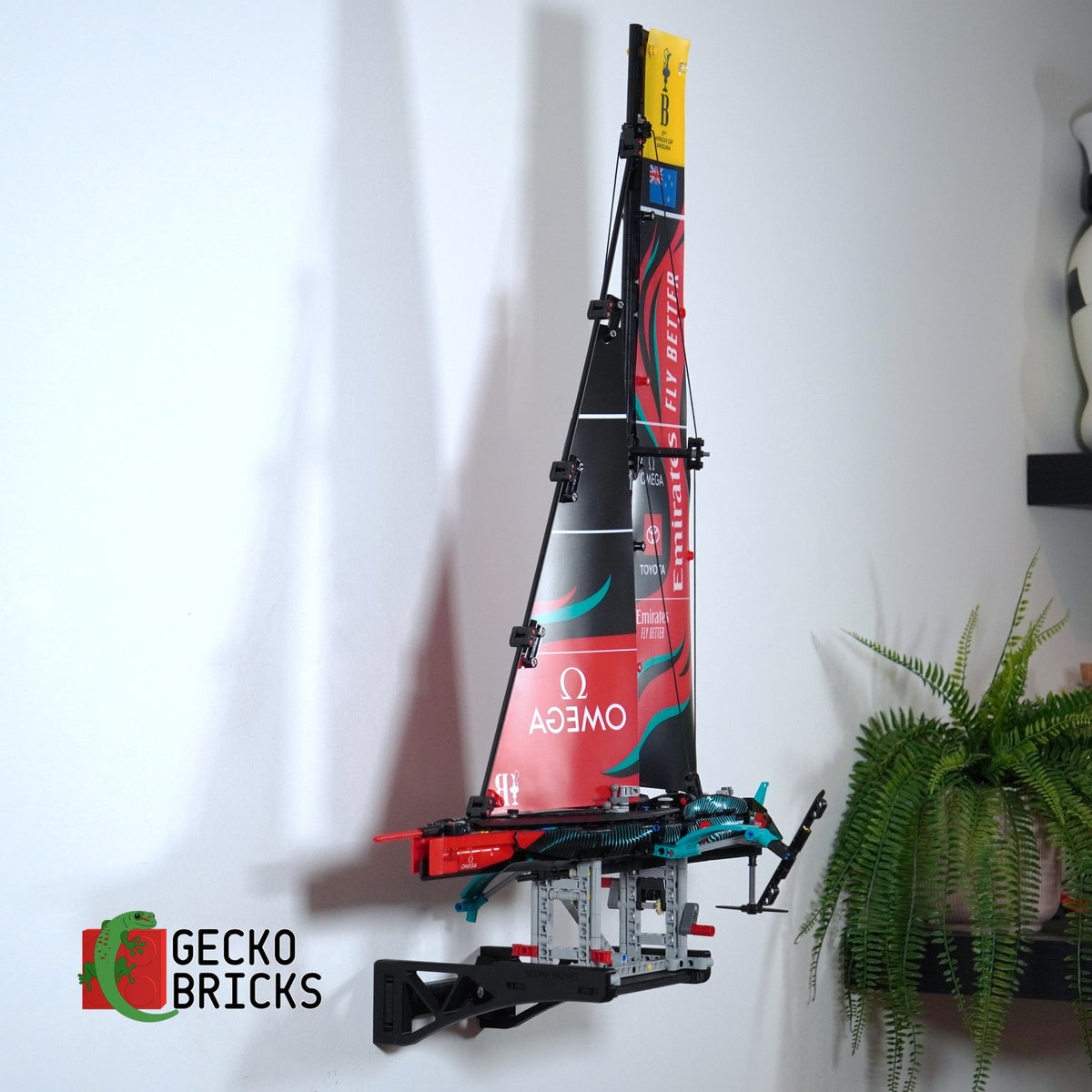 LEGO® Technic Emirates Team New Zealand AC75 Jacht 42174 zwevend aan de muur met premium wandbeugel - aanzicht 3