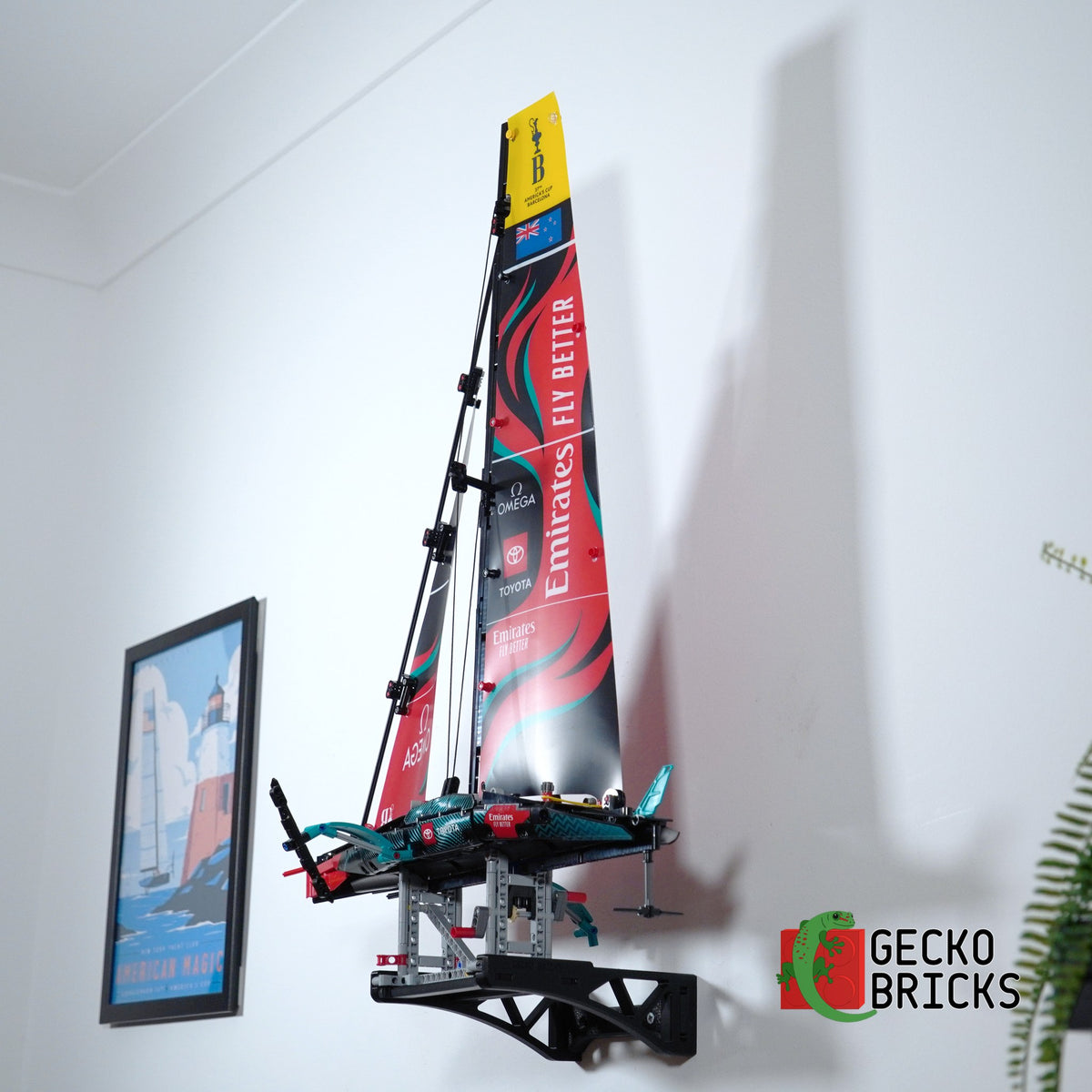 LEGO® Technic Emirates Team New Zealand AC75 Jacht 42174 zwevend aan de muur met premium wandbeugel - aanzicht 4