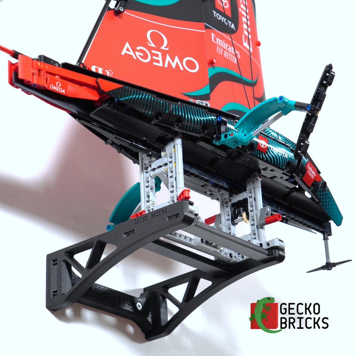LEGO® Technic Emirates Team New Zealand AC75 Jacht 42174 zwevend aan de muur met premium wandbeugel - aanzicht 5