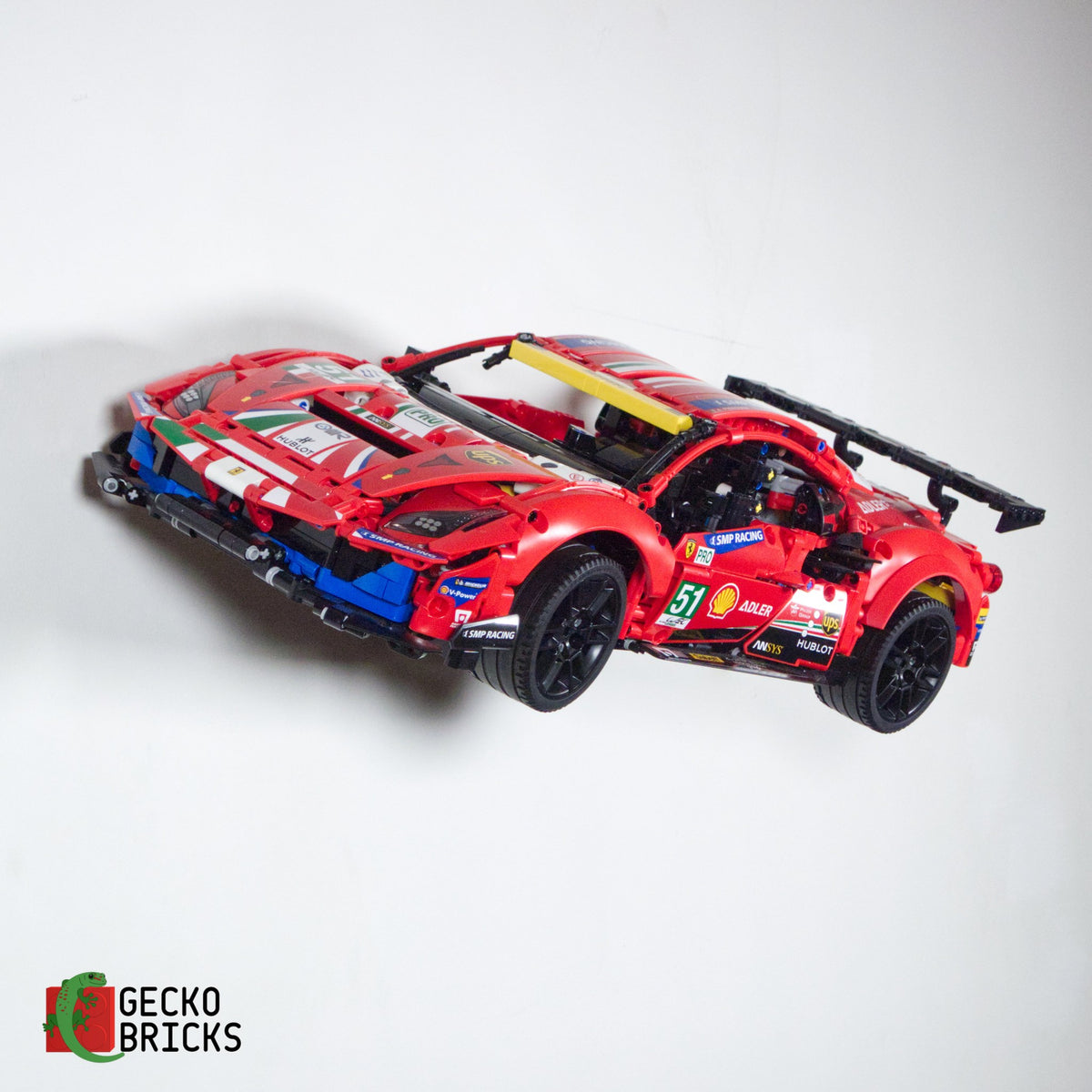 LEGO® Technic Ferrari 488 GTE AF Corse #51 42125 aan de muur met premium wandbeugel - vooraanzicht