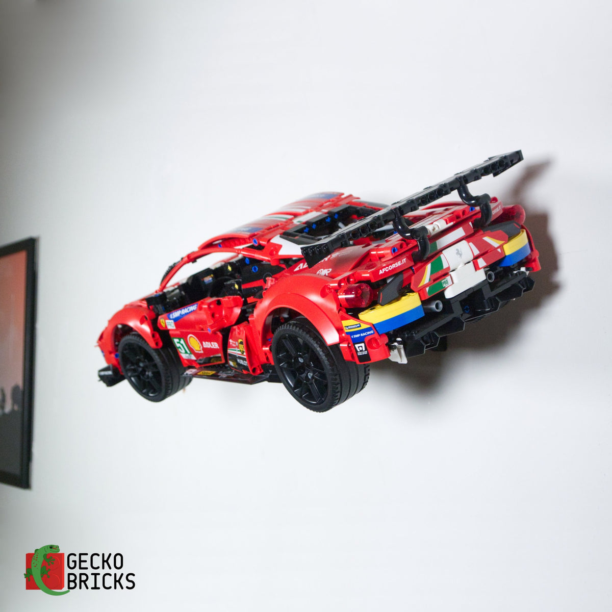 LEGO® Technic Ferrari 488 GTE AF Corse #51 42125 zwevend aan de muur met premium wandbeugel - aanzicht 3