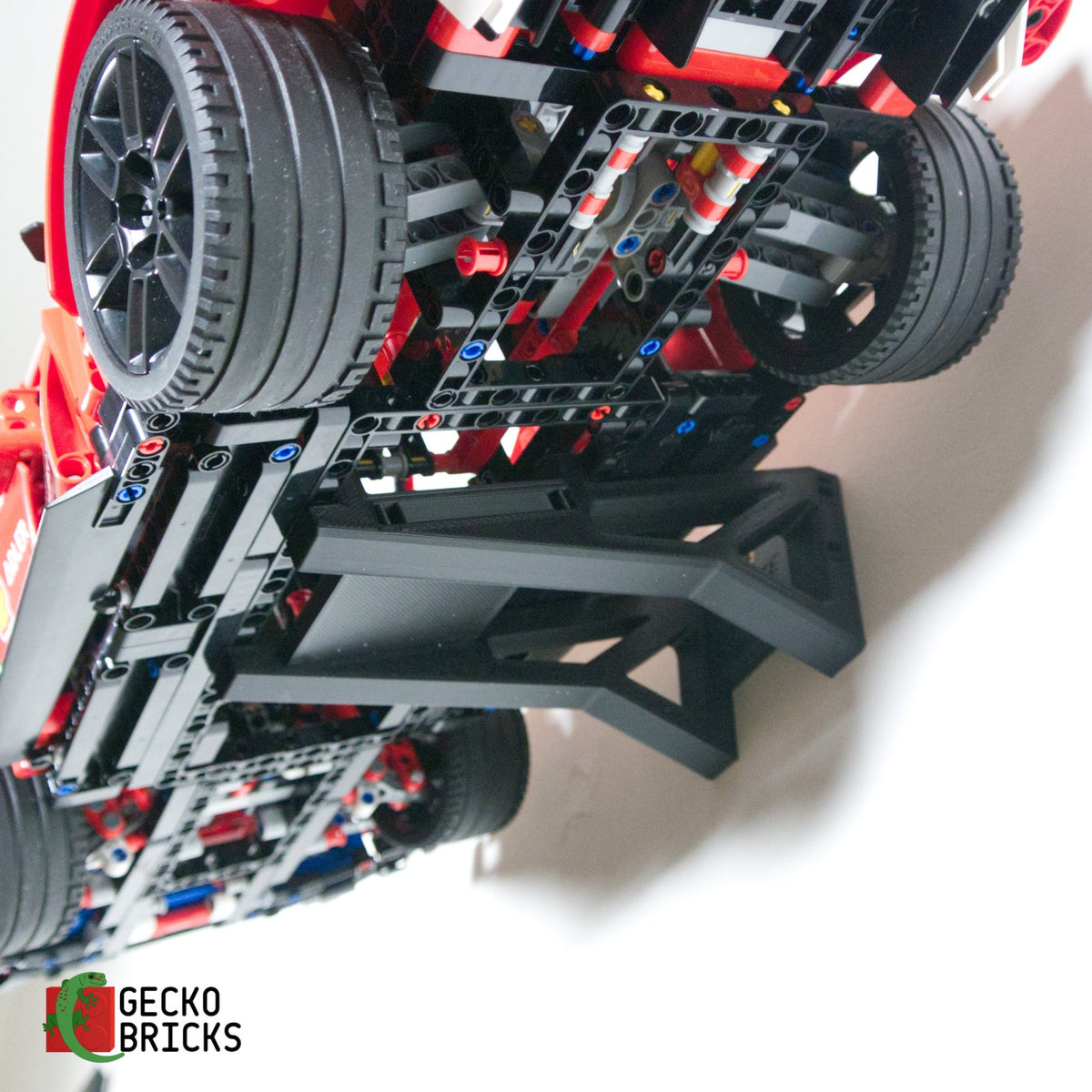LEGO® Technic Ferrari 488 GTE AF Corse #51 42125 zwevend aan de muur met premium wandbeugel - aanzicht 4