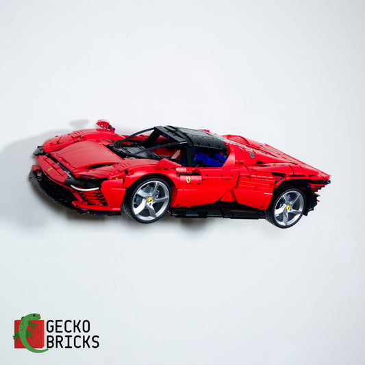 LEGO® Technic Ferrari Daytona SP3 42143 aan de muur met premium wandbeugel - vooraanzicht