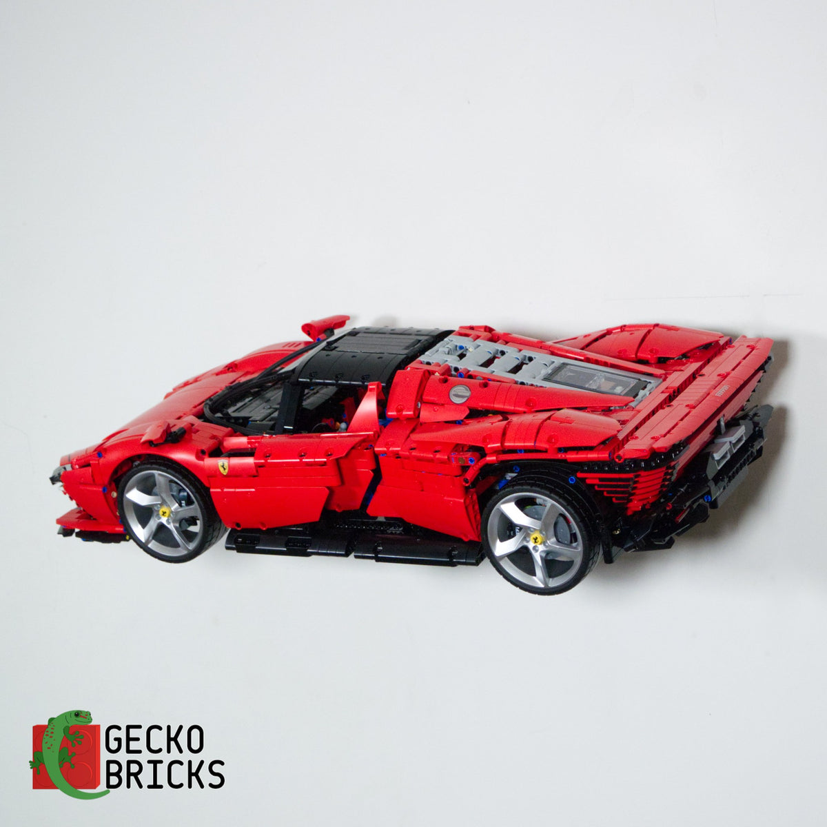 LEGO® Technic Ferrari Daytona SP3 42143 zwevend aan de muur met premium wandbeugel - aanzicht 3