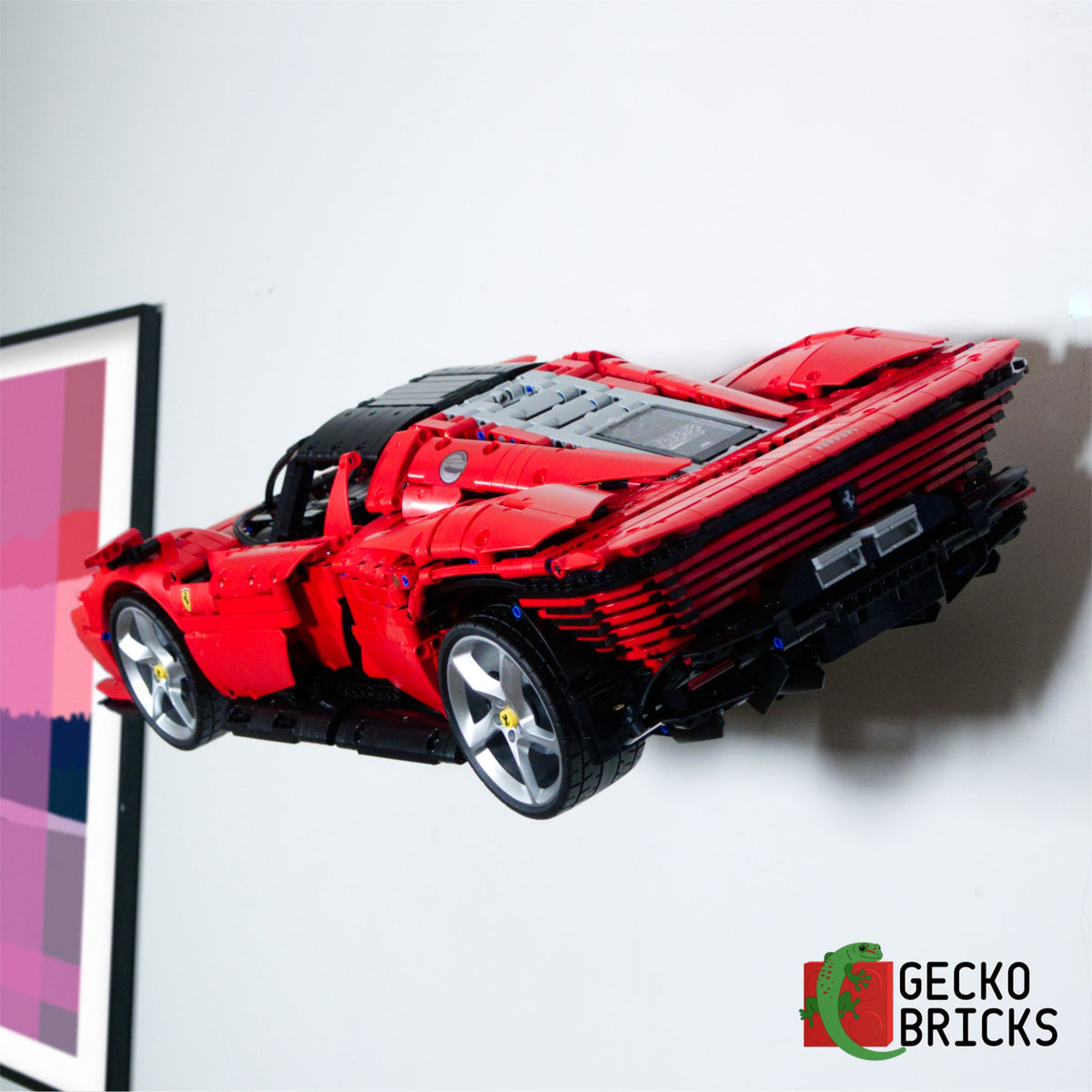 LEGO® Technic Ferrari Daytona SP3 42143 zwevend aan de muur met premium wandbeugel - aanzicht 4