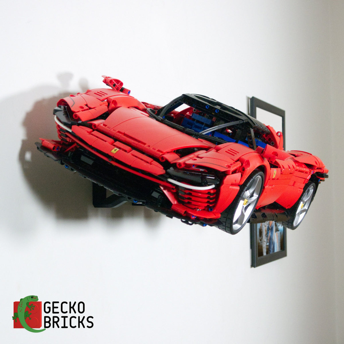 LEGO® Technic Ferrari Daytona SP3 42143 zwevend aan de muur met premium wandbeugel - aanzicht 5