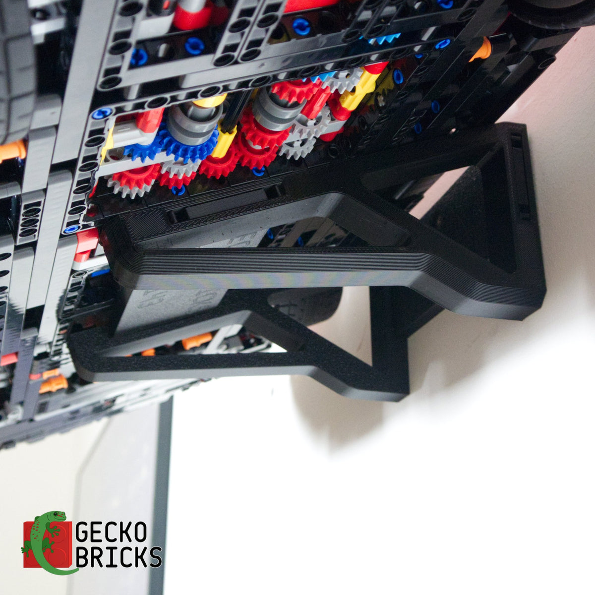 LEGO® Technic Ferrari Daytona SP3 42143 zwevend aan de muur met premium wandbeugel - aanzicht 6