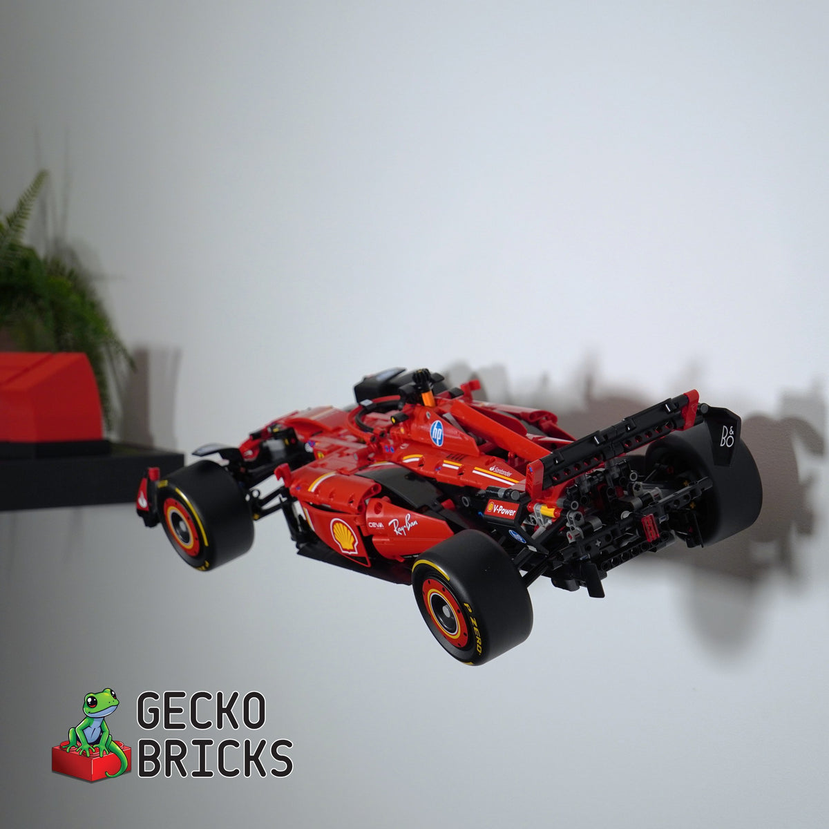 LEGO® Technic Ferrari SF-24 F1 42207 zwevend aan de muur met premium wandbeugel - aanzicht 4