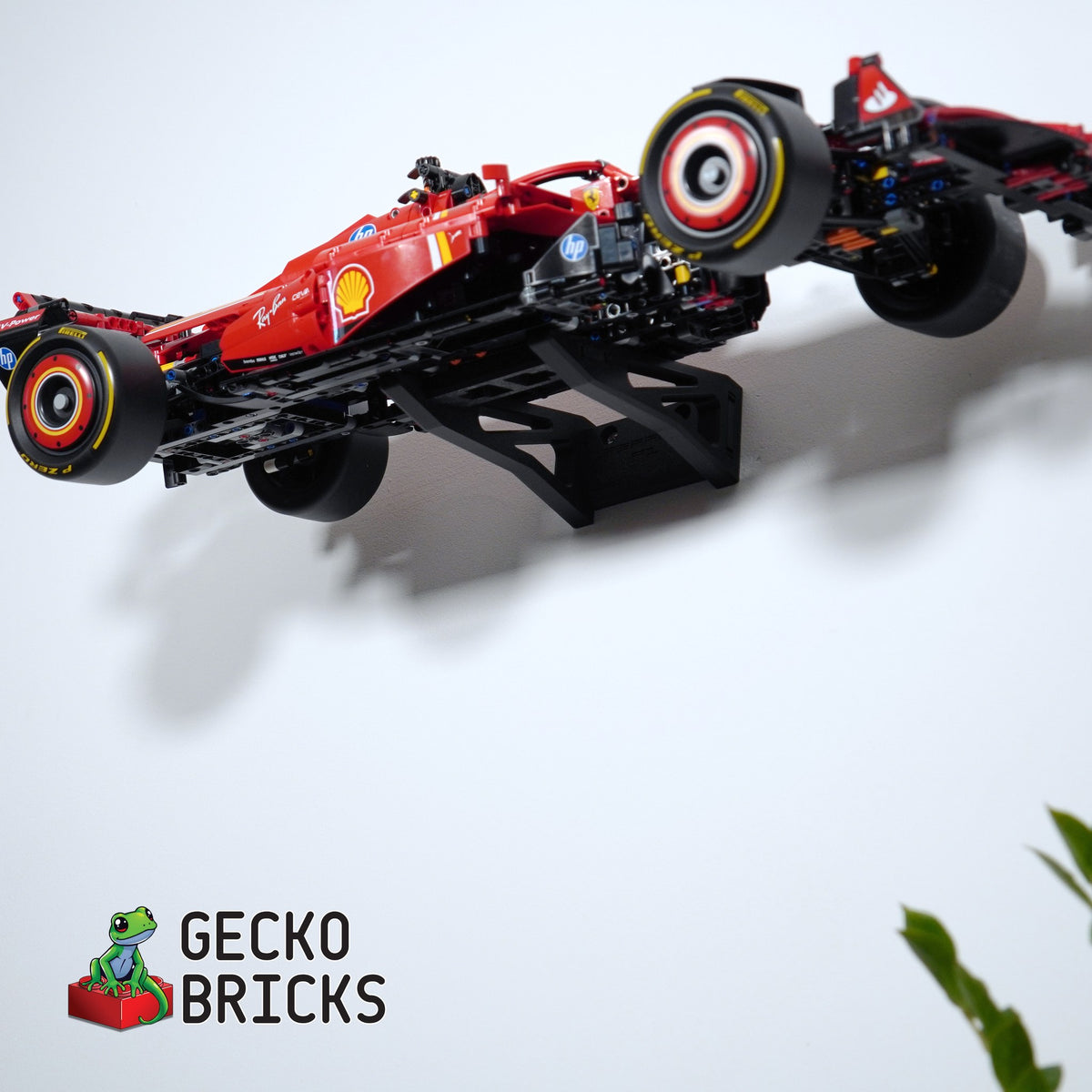 LEGO® Technic Ferrari SF-24 F1 42207 zwevend aan de muur met premium wandbeugel - aanzicht 5