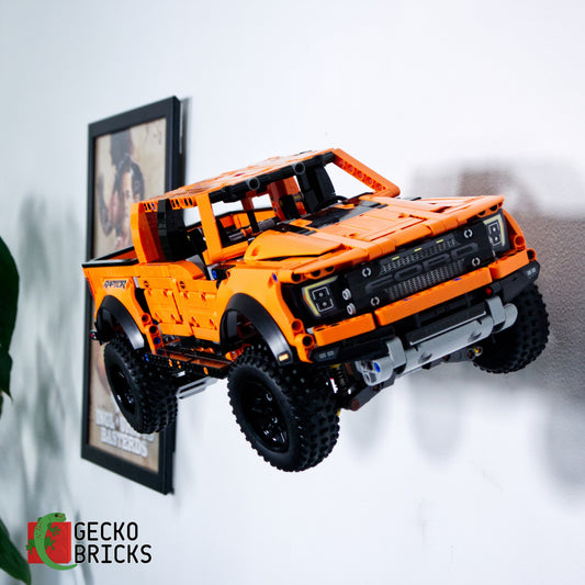 LEGO® Technic Ford F-150 Raptor 42126 aan de muur met premium wandbeugel - vooraanzicht