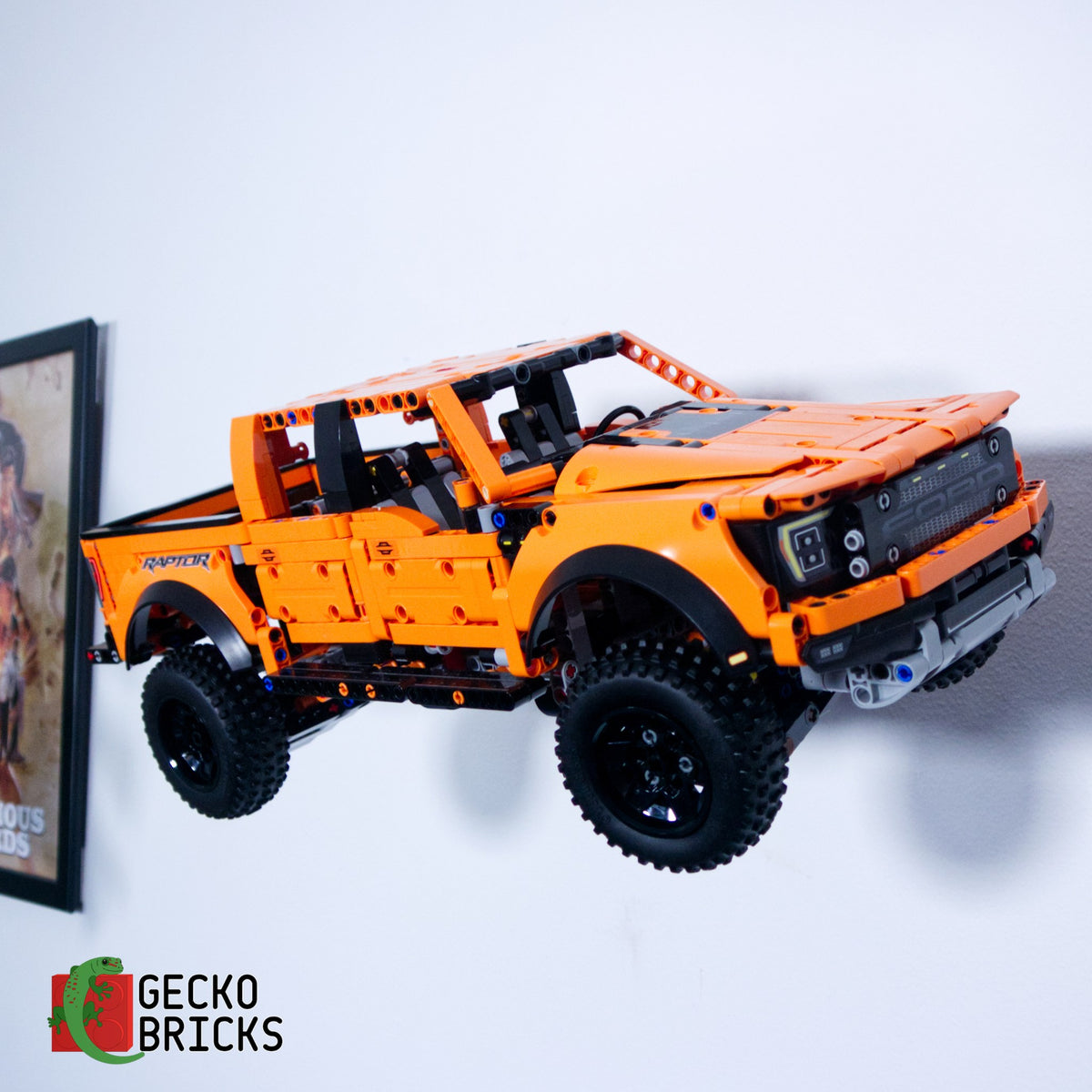 LEGO® Technic Ford F-150 Raptor 42126 zwevend aan de muur met premium wandbeugel - aanzicht 2