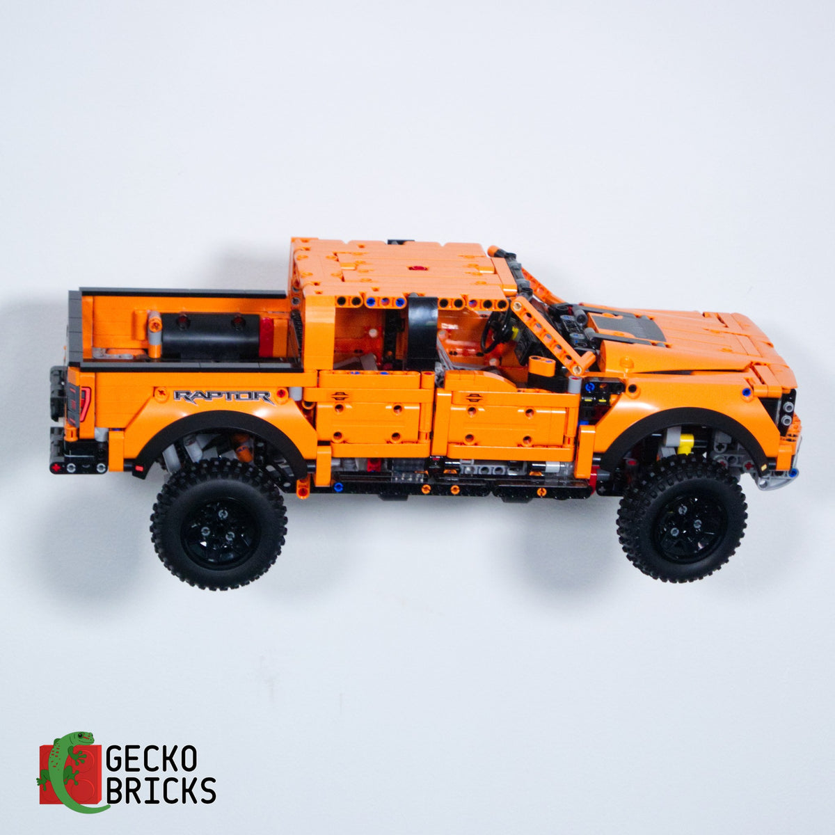 LEGO® Technic Ford F-150 Raptor 42126 zwevend aan de muur met premium wandbeugel - aanzicht 3