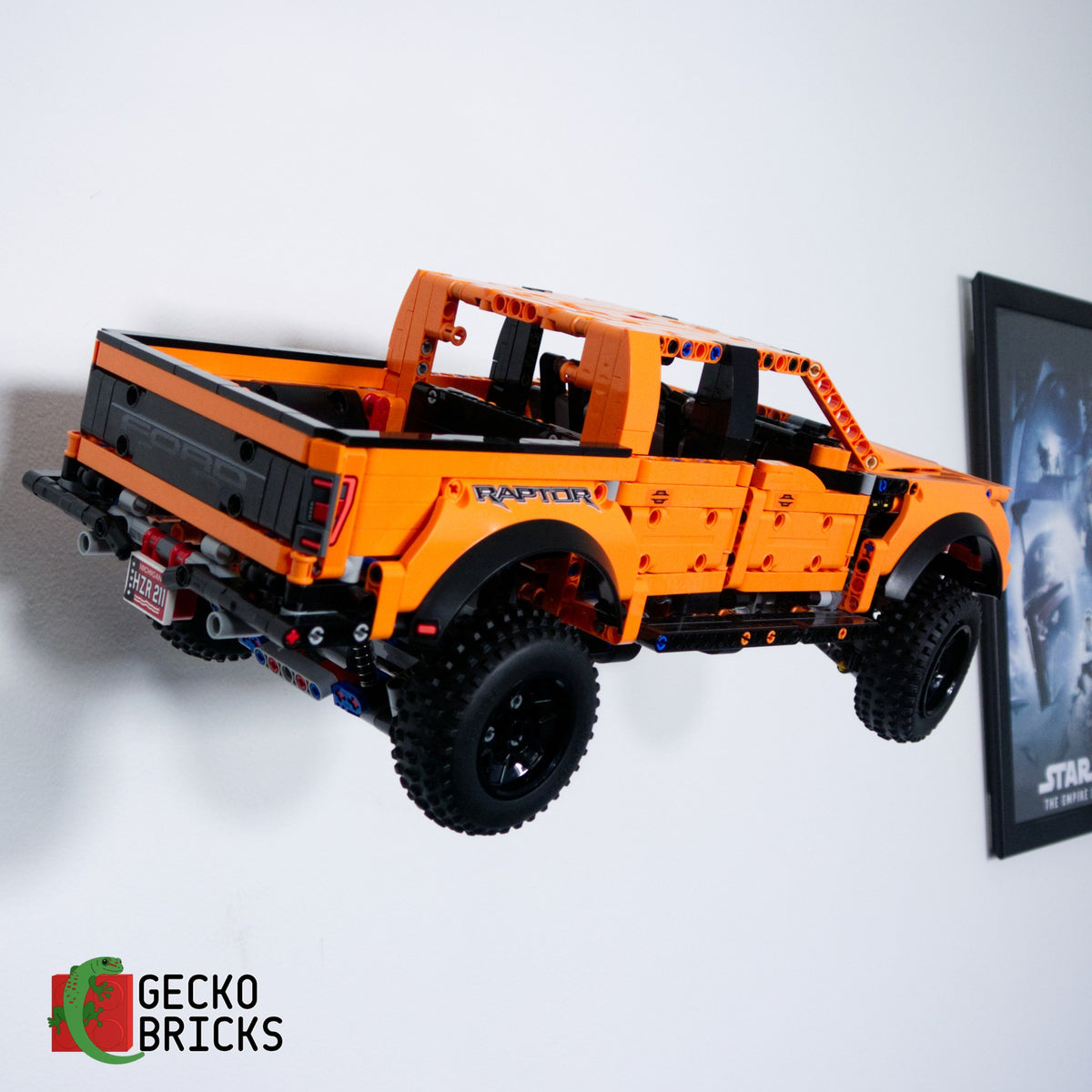 LEGO® Technic Ford F-150 Raptor 42126 zwevend aan de muur met premium wandbeugel - aanzicht 4