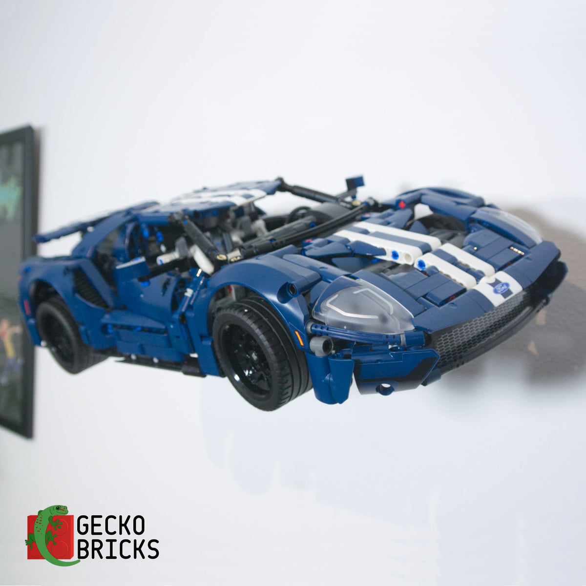 LEGO® Technic Ford GT 42145 aan de muur met premium wandbeugel - vooraanzicht