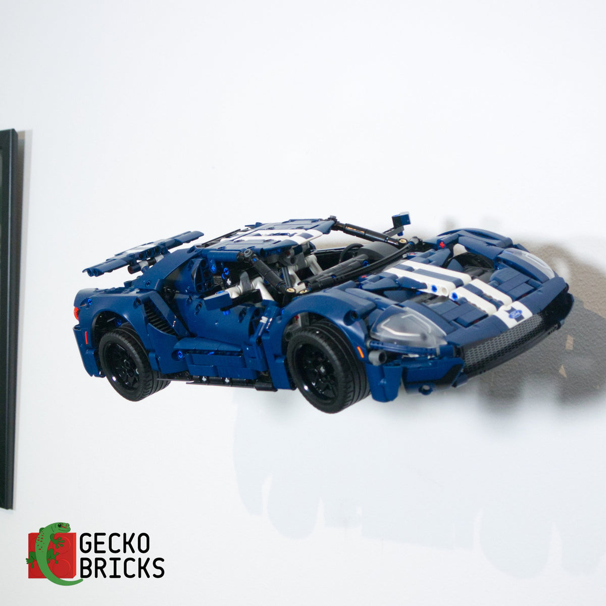 LEGO® Technic Ford GT 42145 zwevend aan de muur met premium wandbeugel - aanzicht 2