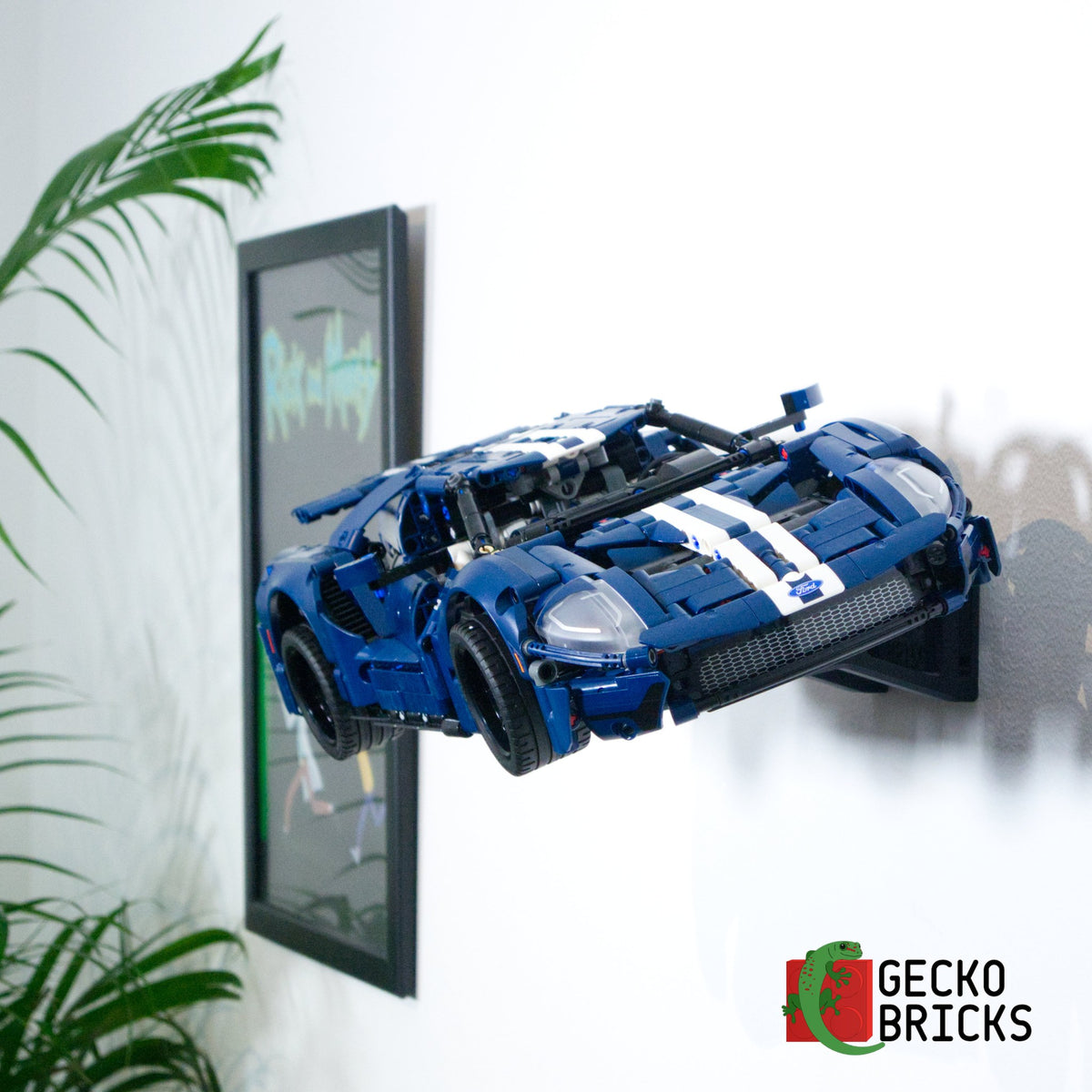 LEGO® Technic Ford GT 42145 zwevend aan de muur met premium wandbeugel - aanzicht 3
