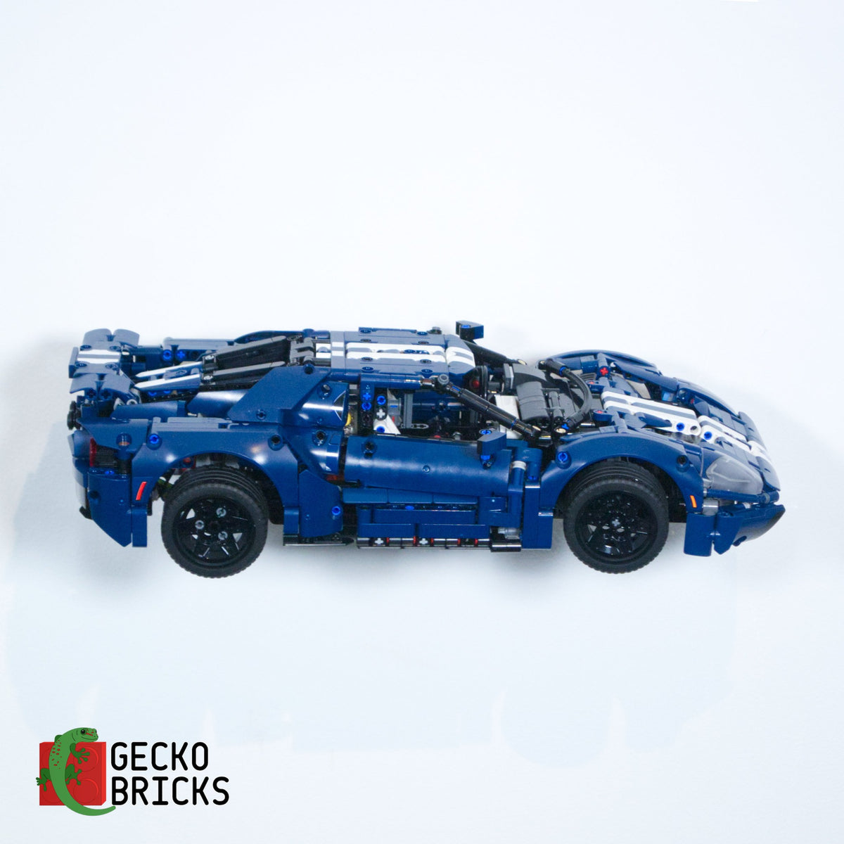 LEGO® Technic Ford GT 42145 zwevend aan de muur met premium wandbeugel - aanzicht 4