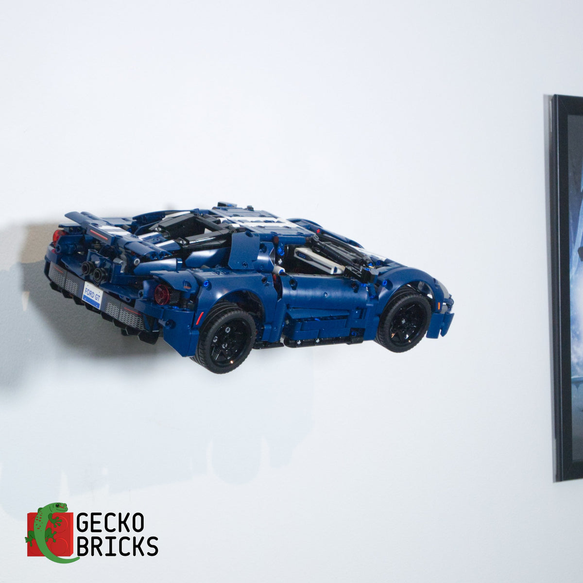 LEGO® Technic Ford GT 42145 zwevend aan de muur met premium wandbeugel - aanzicht 5