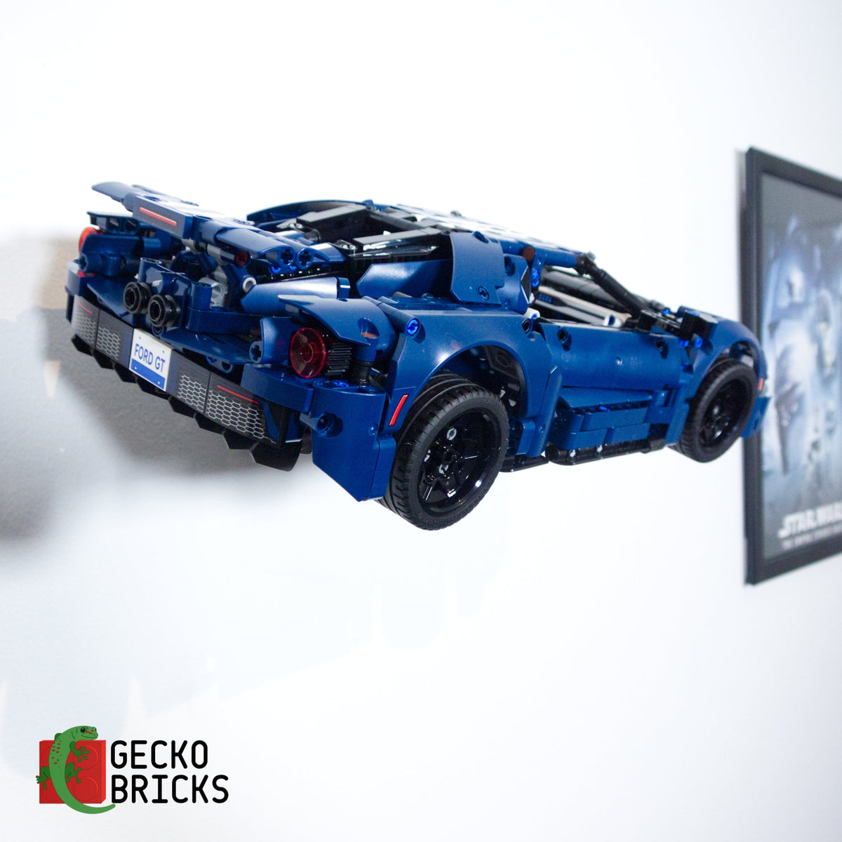 LEGO® Technic Ford GT 42145 zwevend aan de muur met premium wandbeugel - aanzicht 6