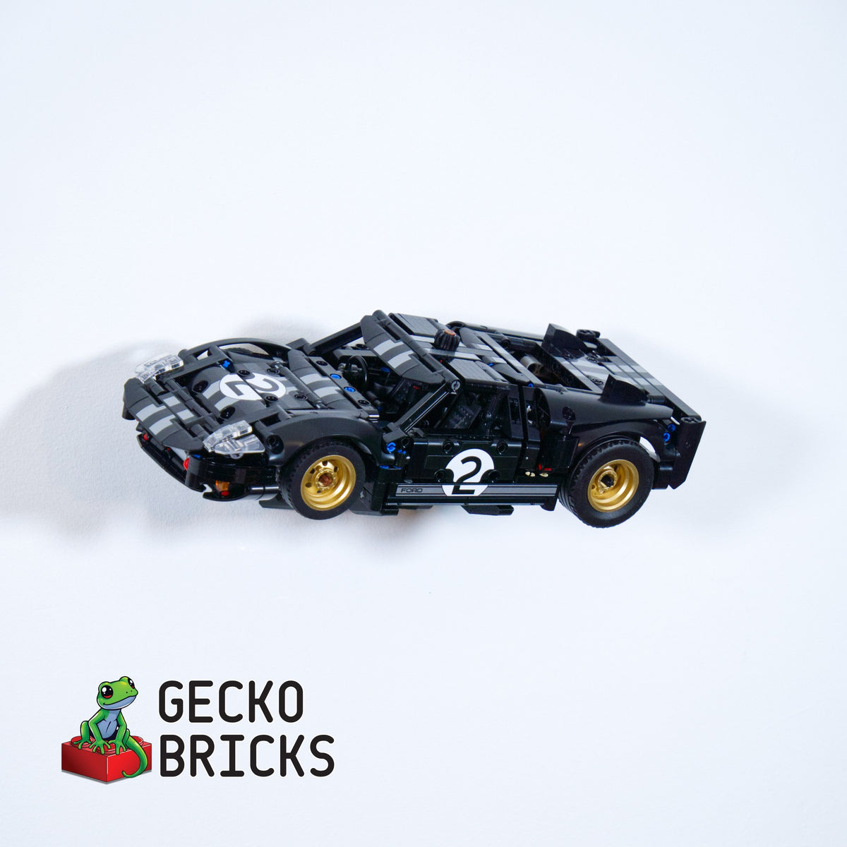 LEGO® Technic Ford GT40 1966 1966 / 42223 aan de muur met premium wandbeugel - vooraanzicht