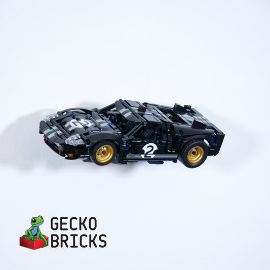 LEGO® Technic Ford GT40 1966 1966 / 42223 aan de muur met premium wandbeugel - vooraanzicht