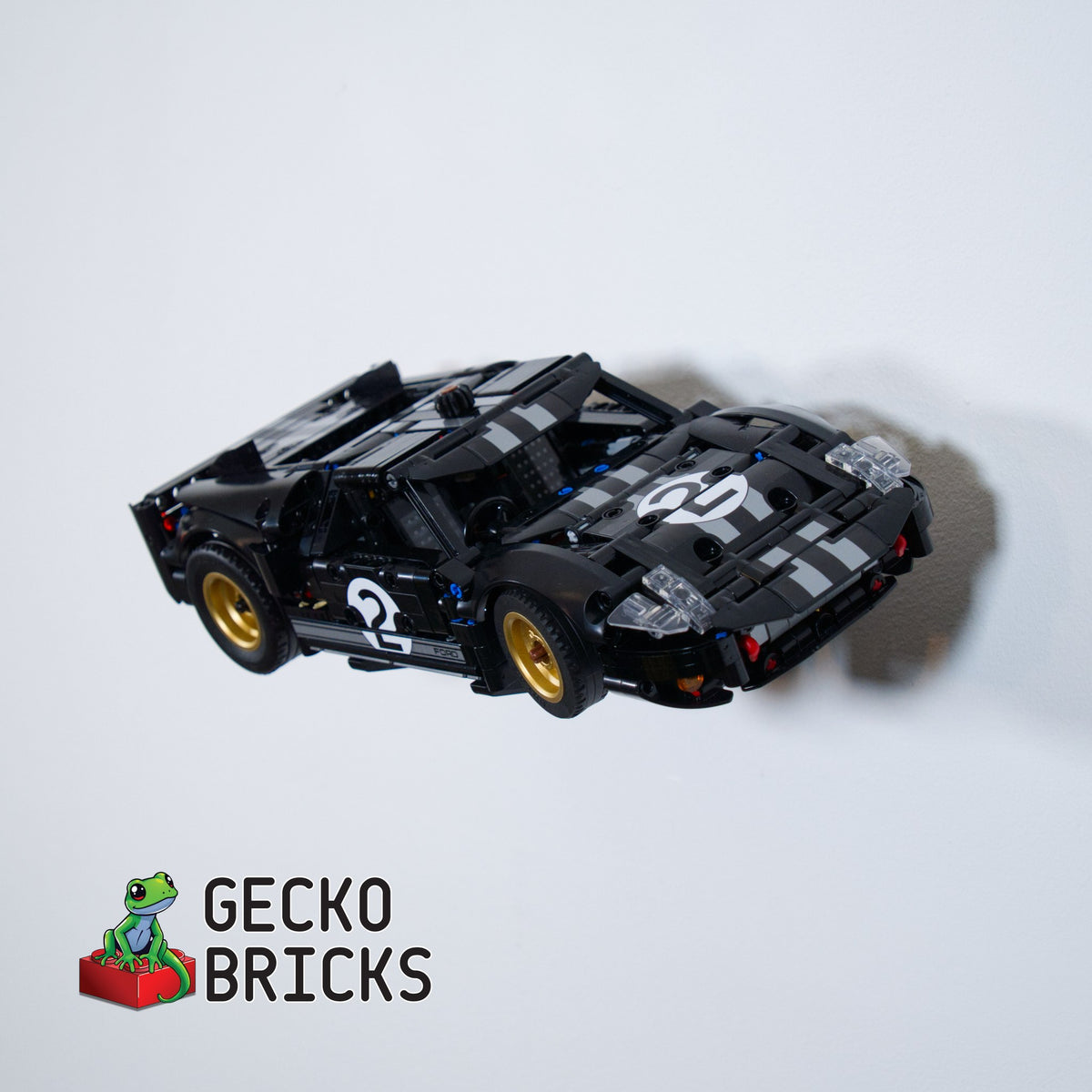 LEGO® Technic Ford GT40 1966 1966 / 42223 zwevend aan de muur met premium wandbeugel - aanzicht 2