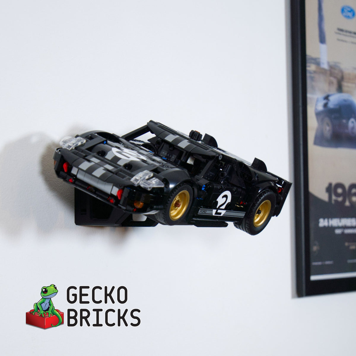 LEGO® Technic Ford GT40 1966 1966 / 42223 zwevend aan de muur met premium wandbeugel - aanzicht 3