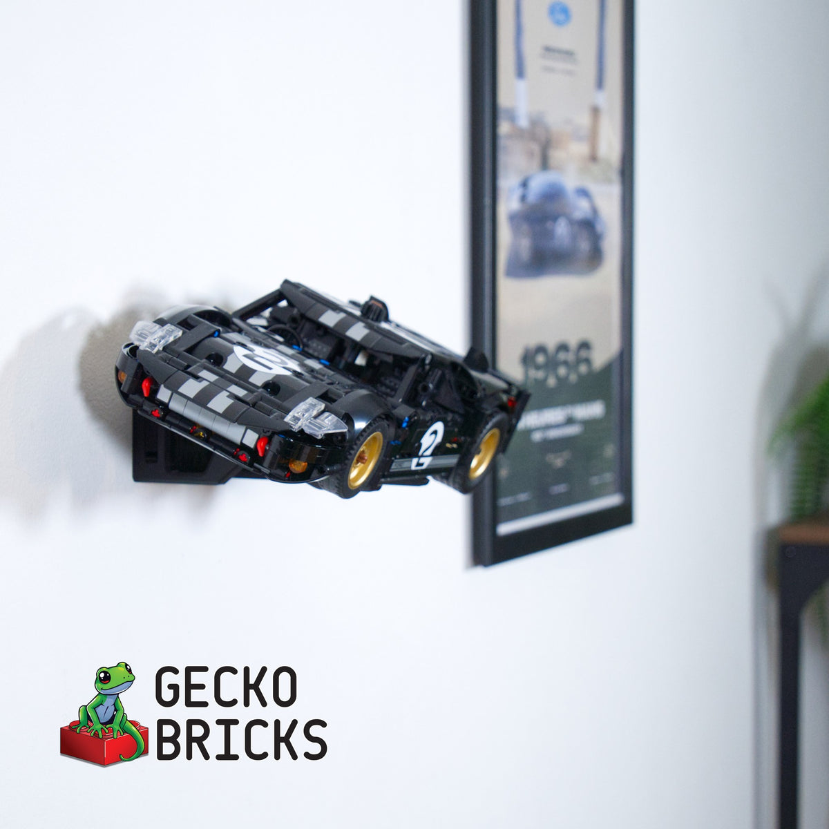 LEGO® Technic Ford GT40 1966 1966 / 42223 zwevend aan de muur met premium wandbeugel - aanzicht 4