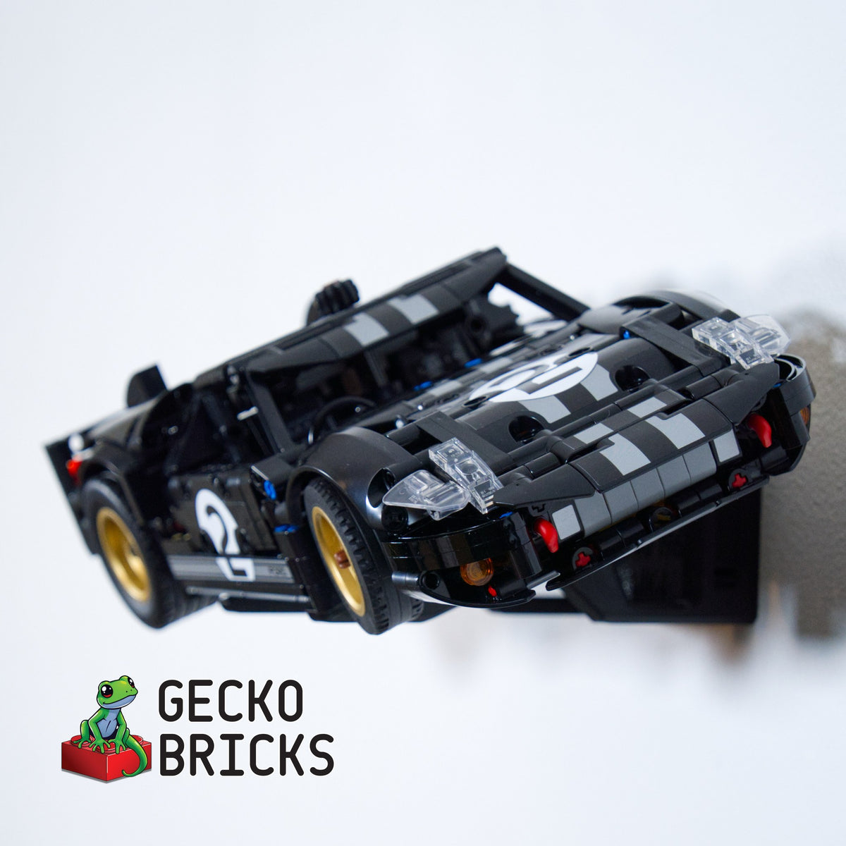 LEGO® Technic Ford GT40 1966 1966 / 42223 zwevend aan de muur met premium wandbeugel - aanzicht 5