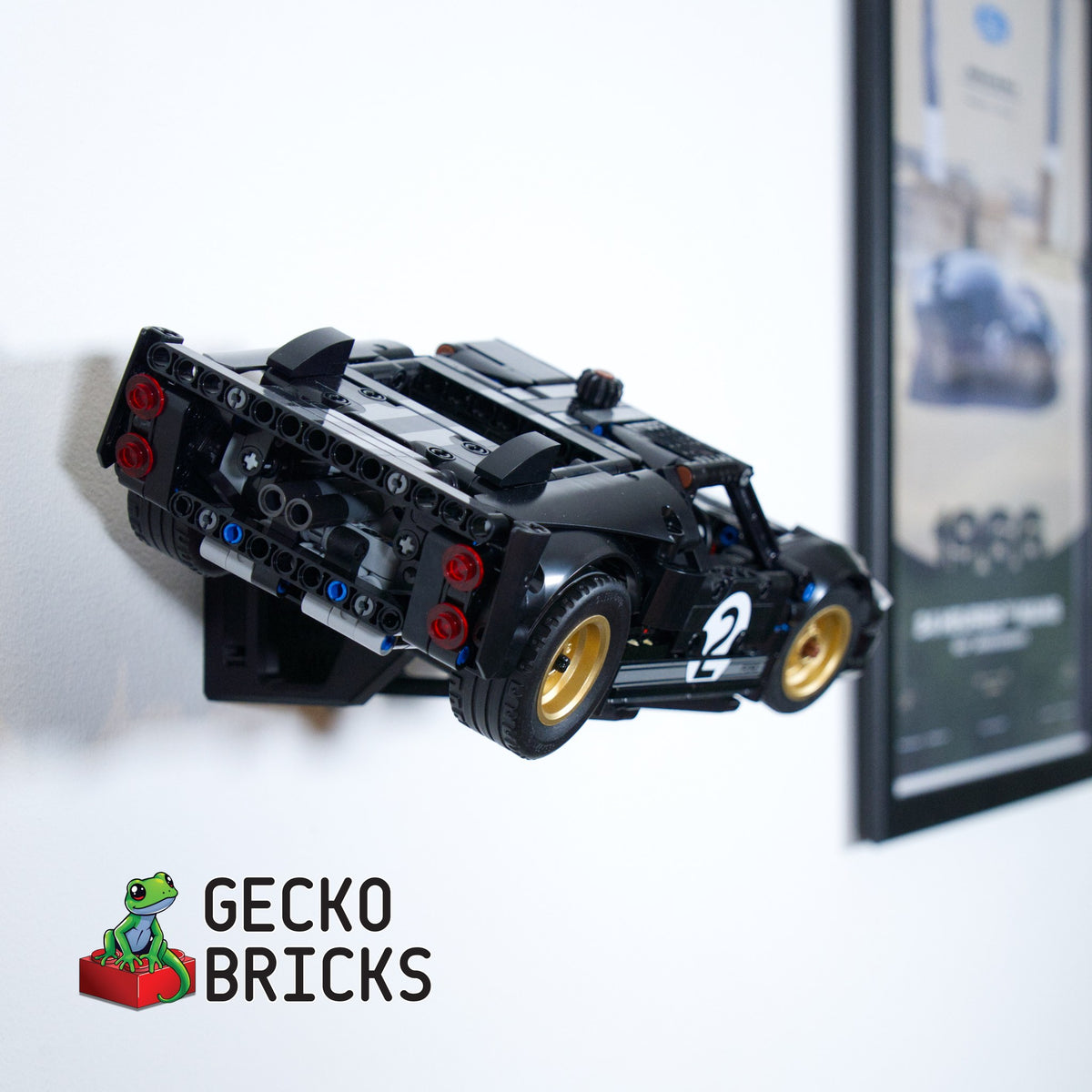 LEGO® Technic Ford GT40 1966 1966 / 42223 zwevend aan de muur met premium wandbeugel - aanzicht 6