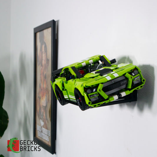 LEGO® Technic Ford Mustang Shelby GT500 42138 aan de muur met premium wandbeugel - vooraanzicht