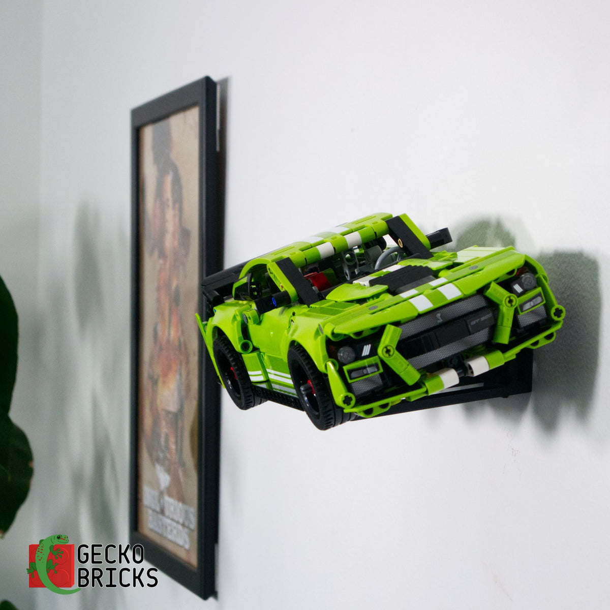 LEGO® Technic Ford Mustang Shelby GT500 42138 aan de muur met premium wandbeugel - vooraanzicht