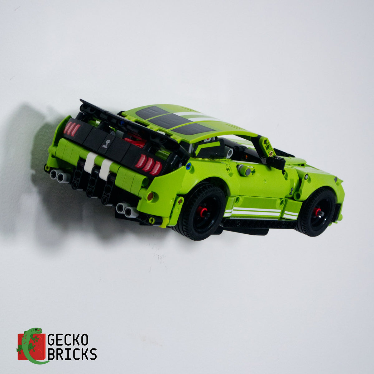 LEGO® Technic Ford Mustang Shelby GT500 42138 zwevend aan de muur met premium wandbeugel - aanzicht 3
