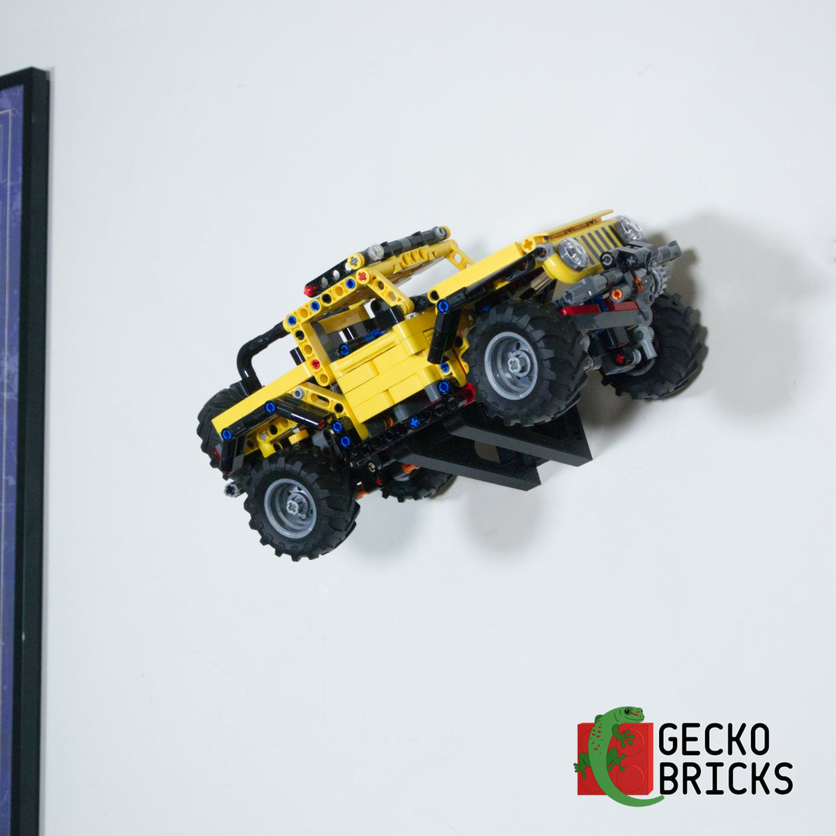 LEGO® Technic Jeep Wrangler 42122 zwevend aan de muur met premium wandbeugel - aanzicht 2