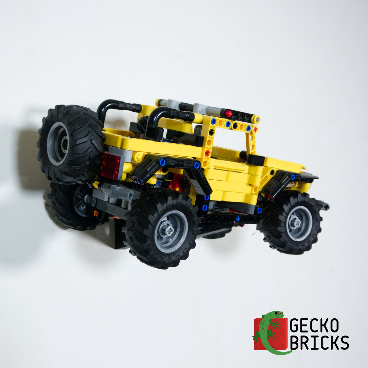 LEGO® Technic Jeep Wrangler 42122 zwevend aan de muur met premium wandbeugel - aanzicht 3